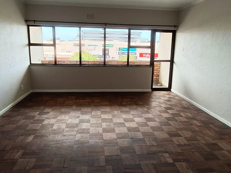 **Charming Newly Renovated Bachelors Apartment for Rent** - Photo 2