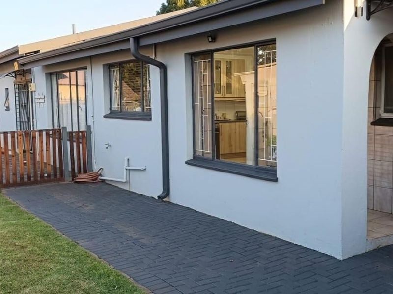 Neat family home in Meyerton Central - Photo 2