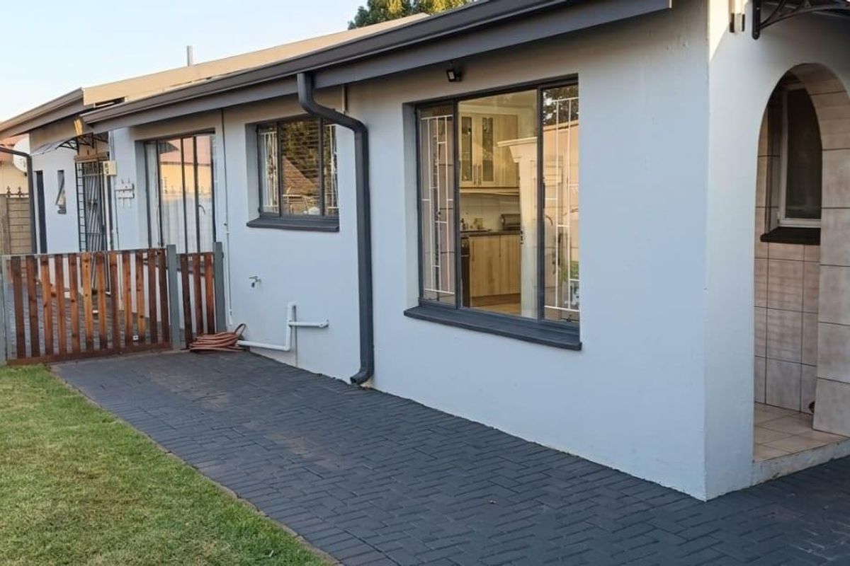 Neat family home in Meyerton Central - Photo 2