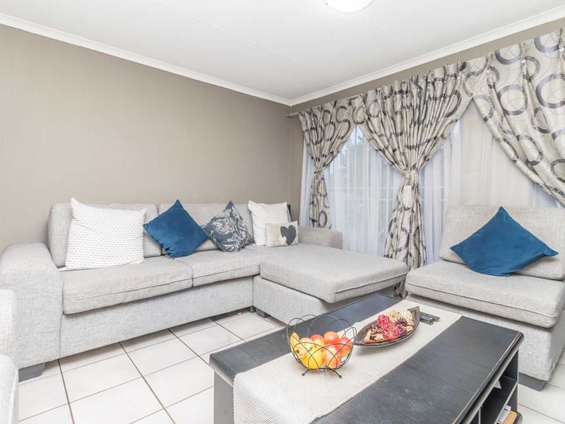 Lock-Up-and-Go 2-Bed Townhouse in Secure Sandalwood Lane — Pet Friendly & Fibre Ready - Photo 3