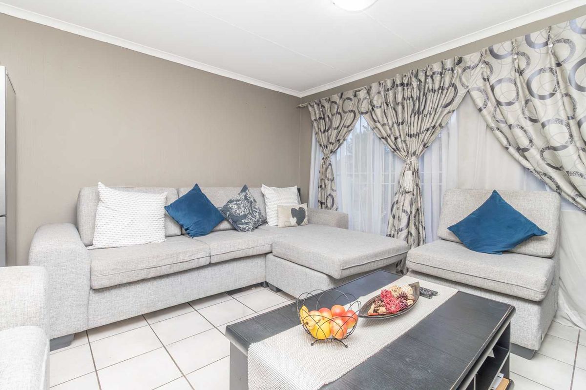 Lock-Up-and-Go 2-Bed Townhouse in Secure Sandalwood Lane — Pet Friendly & Fibre Ready - Photo 3