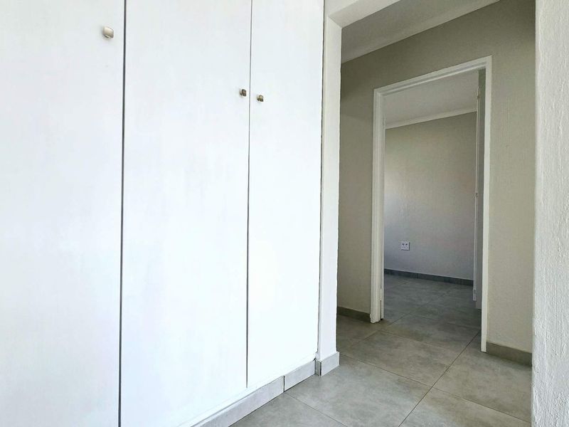 Newly Renovated 2-Bedroom Apartment with Modern Finishes - Photo 9