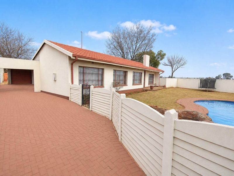 Spacious Family Home with Entertainment Features - Photo 1