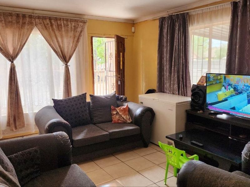 Affordable 3 bedroom with Room to Transform - Photo 2