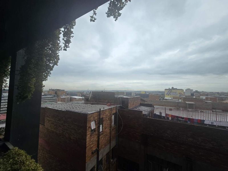 Chic Bachelor Apartment in Vibrant New Doornfontein - Photo 10