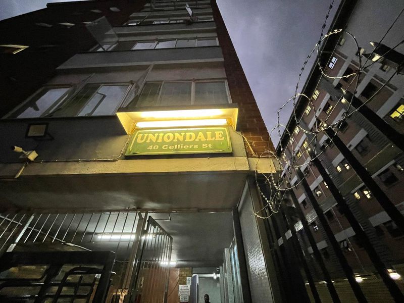 Charming 2.5 Bedroom Apartment in a Secure Complex - Photo 1