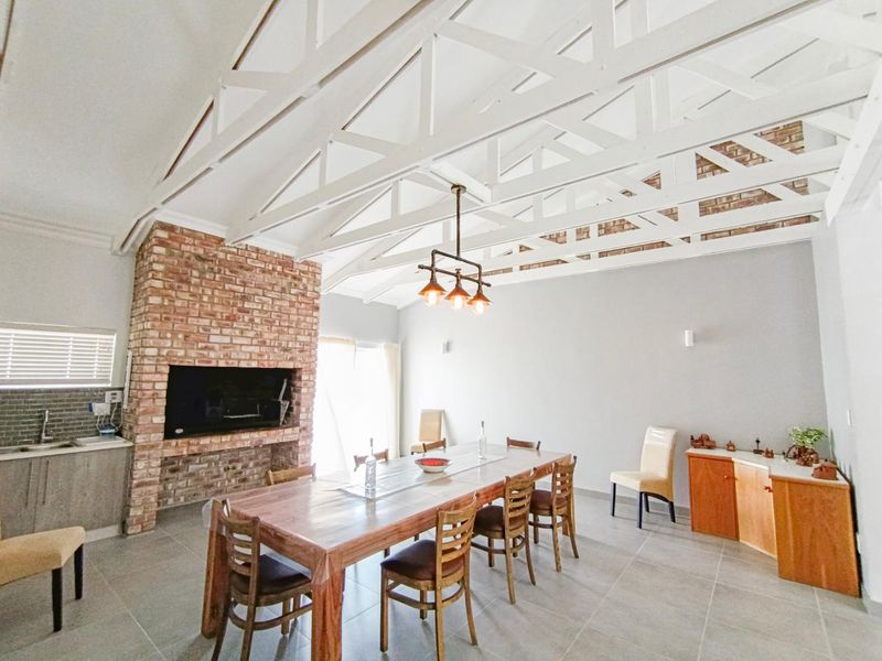 Spacious 4 Bedroom Family Home Within Walking Distance to the Beach - Mile 4, Ext 1 - Photo 2