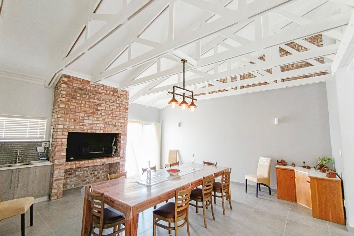 Spacious 4 Bedroom Family Home Within Walking Distance to the Beach - Mile 4, Ext 1 - Photo 2