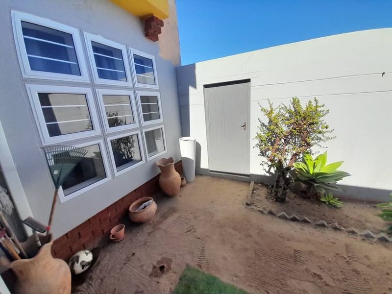 SPACIOUS APARTMENT IN A SAFE COMPLEX! - Photo 10