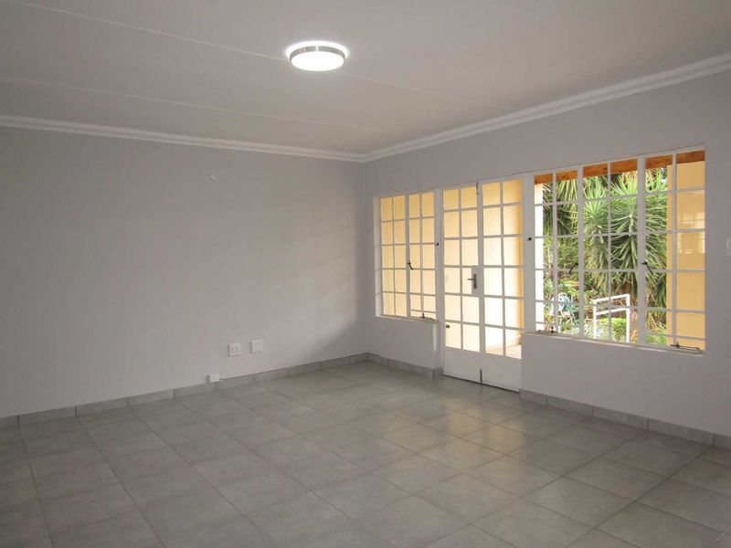 Charming Life Right Cottage in sought after Retirement Village - Photo 2