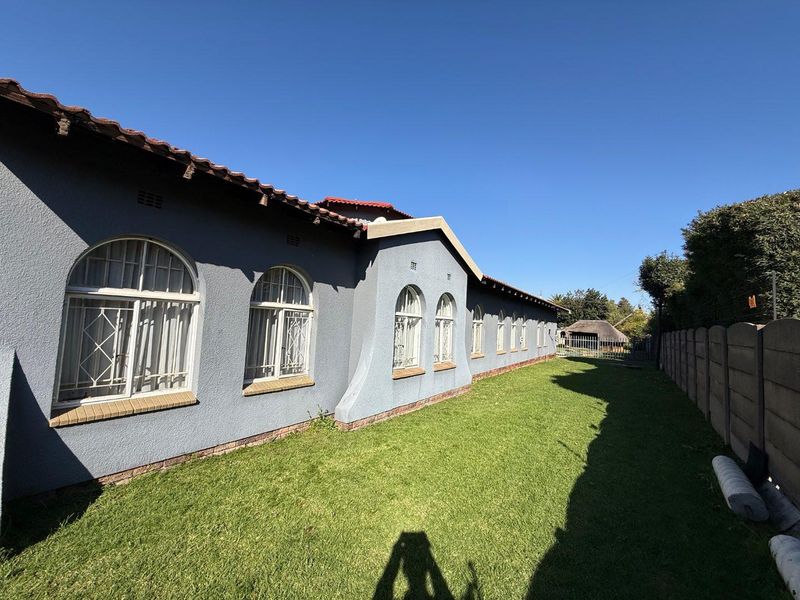 Versatile Family Home with possible Separate Flats On 1600m2 stand - Photo 2