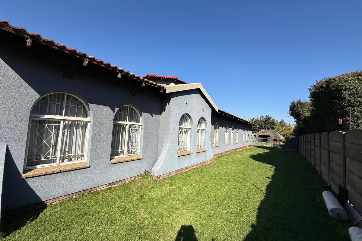 Versatile Family Home with possible Separate Flats On 1600m2 stand - Photo 2