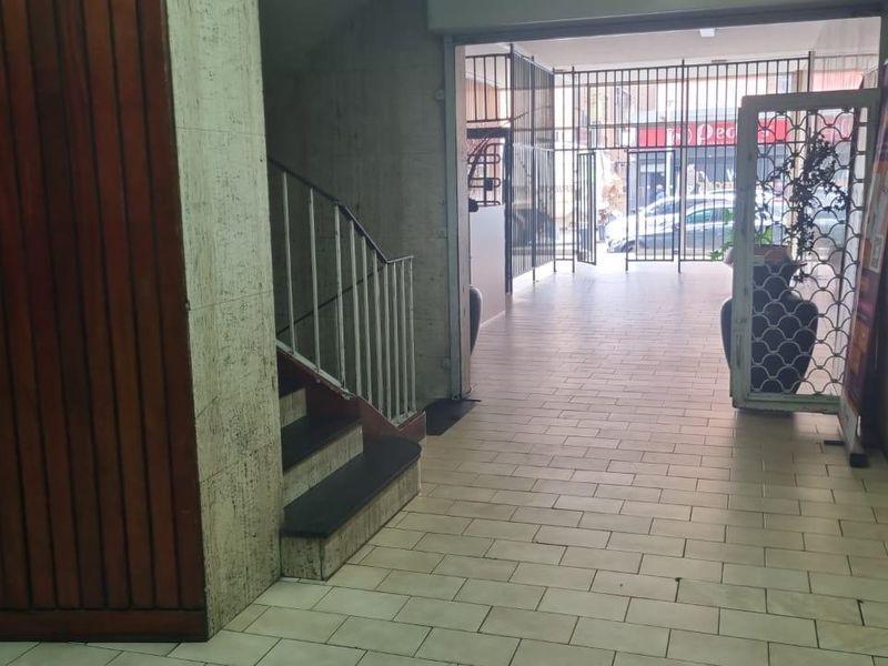 BRAAMFONTEIN,BACHELOR UNIT,R375000 - Photo 4