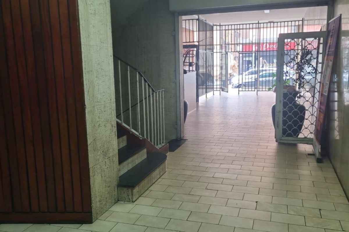 BRAAMFONTEIN,BACHELOR UNIT,R375000 - Photo 4