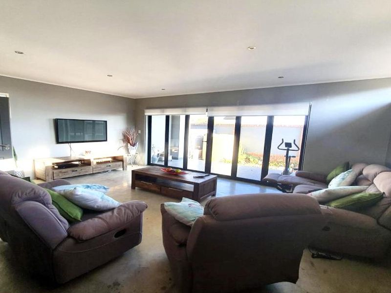 Secure & Stylish in Bendor's Finest: Double-Storey 3-Bed Townhouse in Prestigious Villa Fuhri – Move-In Ready! - Photo 3