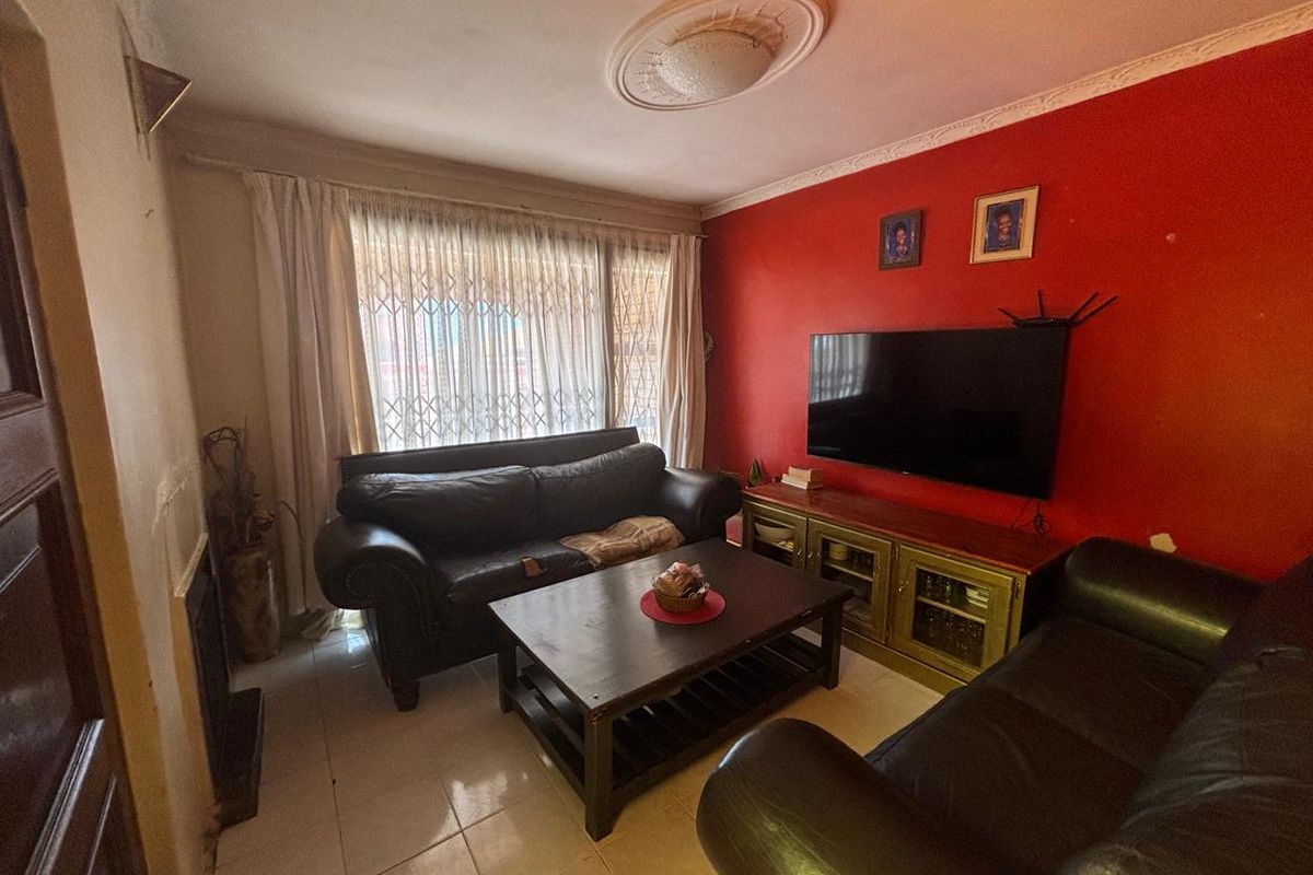 Stunning 3-Bedroom Family Home for Sale in Protea North - Photo 3