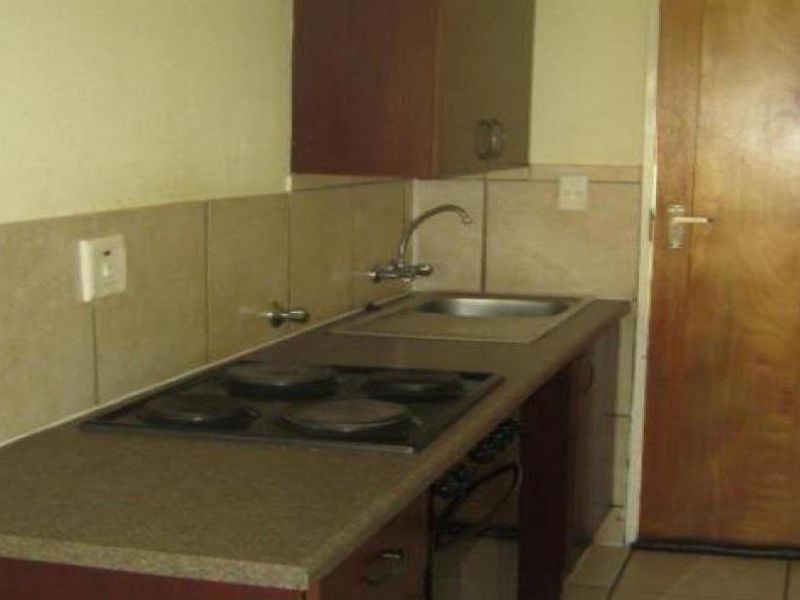 2 bedroom flat in Kempton Park - Photo 3