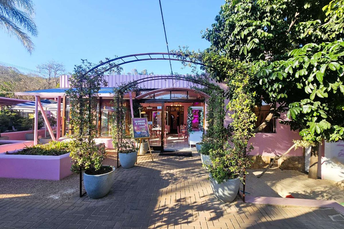 PRESTIGE COMMERCIAL INVESTMENT – FULLY TENANTED BY ACCLAIMED GARDEN CAFÉ & CULINARY EVENTS DESTINATION - Photo 3