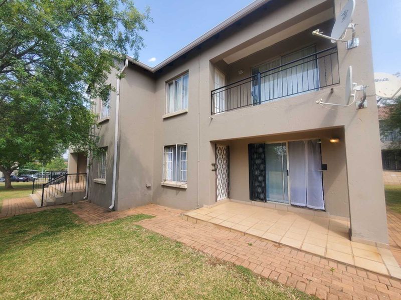 Perfect starter home or investment in Ruimsig Palms! - Photo 6