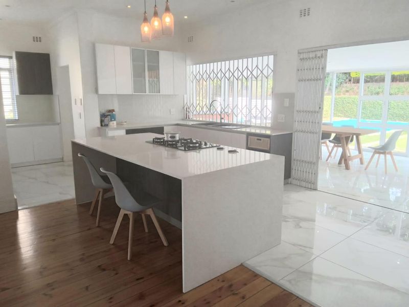 Luxurious 4 bedroom home with flatlet with sea views - Photo 8