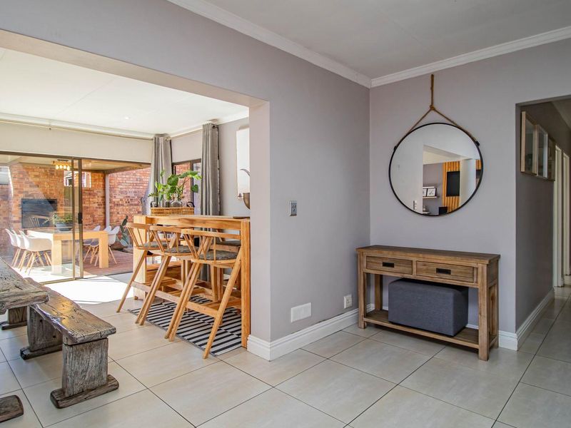 Charming 3-Bed Cluster Home with a Pool - Photo 4