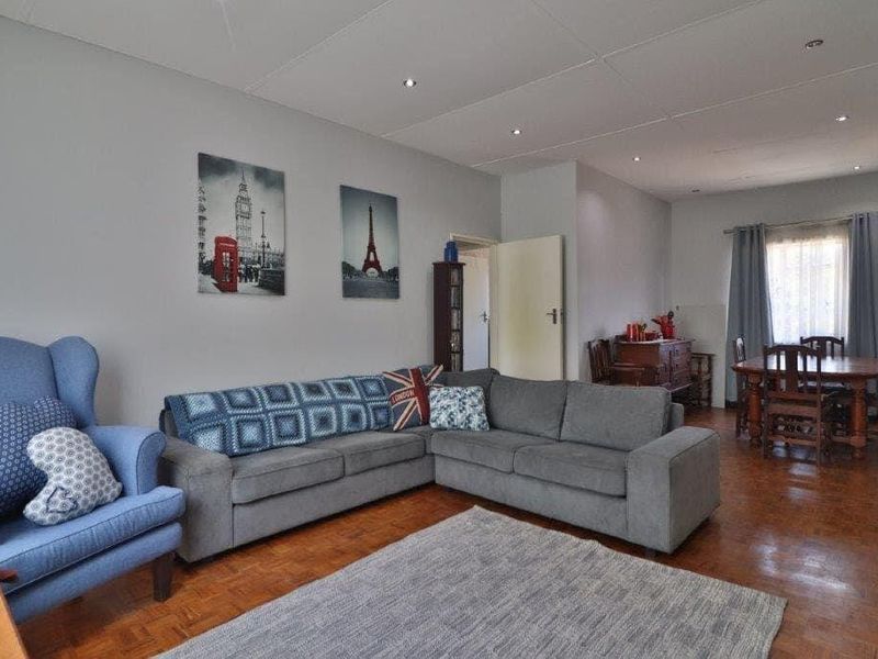 A beautifully presented upper-level apartment is now available at Holland Hill, Clarendon - Photo 8