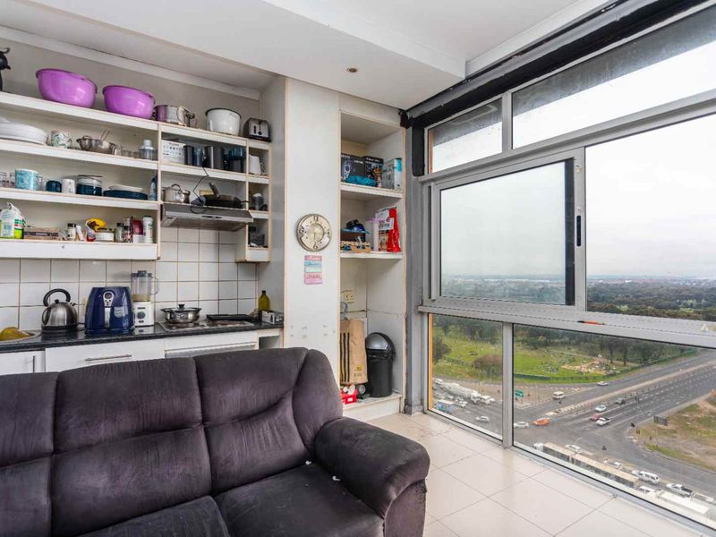 Top-Floor Gem with Breathtaking Views of Table Mountain and the City - Photo 3