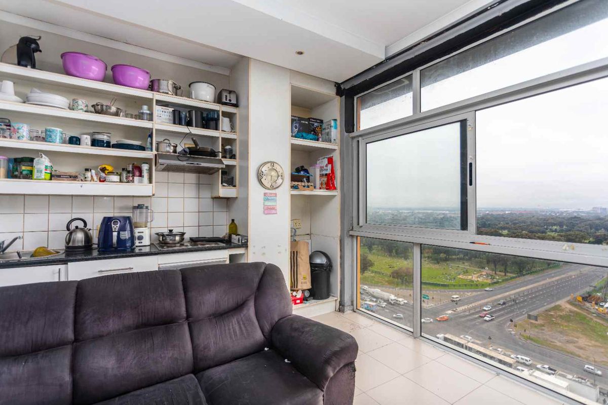 Top-Floor Gem with Breathtaking Views of Table Mountain and the City - Photo 3