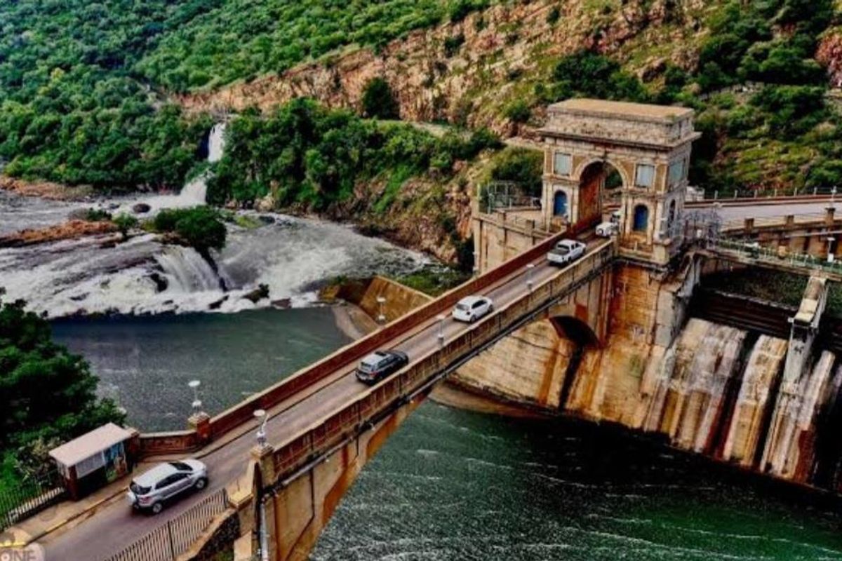 Flooded with natural light and views - Photo 2