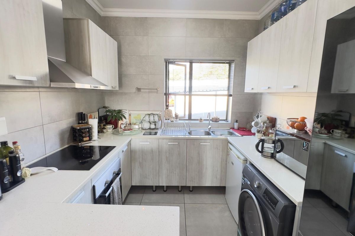 Neat 2 bed 1 bath ground floor apartment in Broadacres - Photo 2