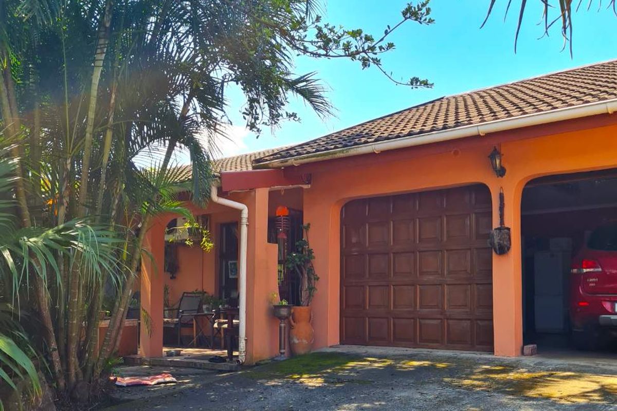 Perfect large family home situated in the heart of St Lucia. - Photo 2