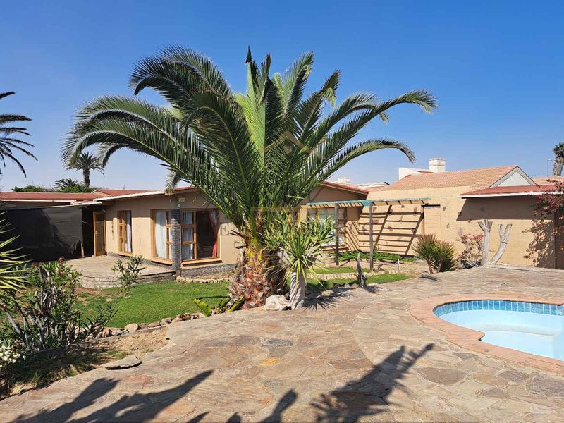 4 Bedr Family home with pool for sale in Walvis Bay for N$2 950 000.00 - Photo 2
