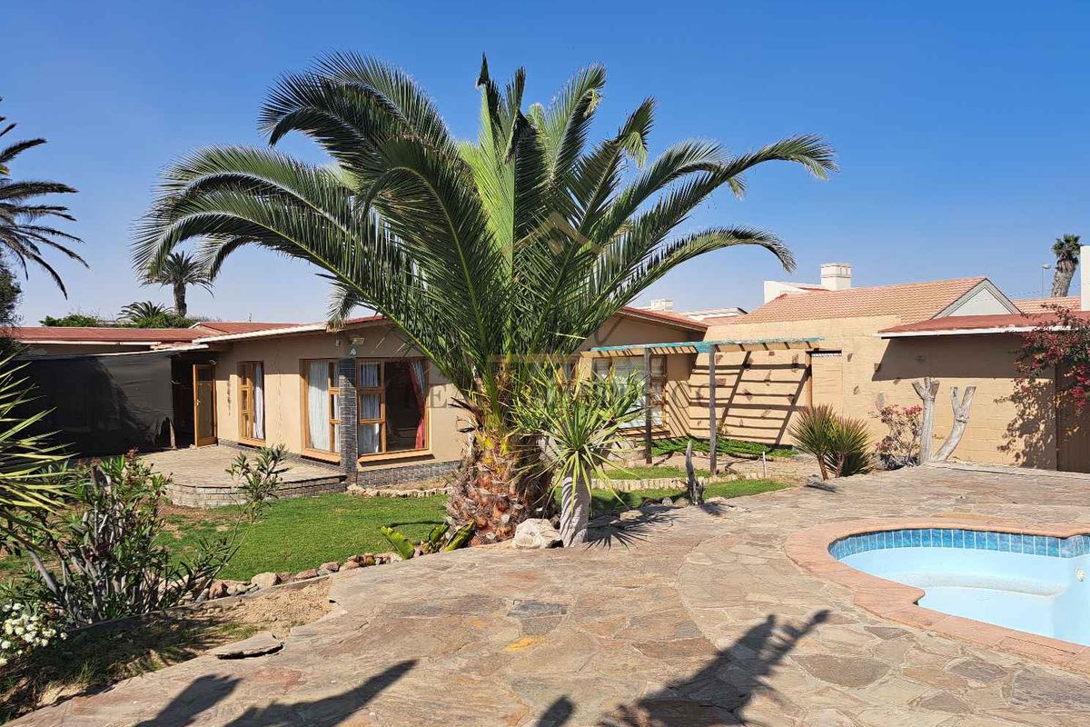 4 Bedr Family home with pool for sale in Walvis Bay for N$2 950 000.00 - Photo 2