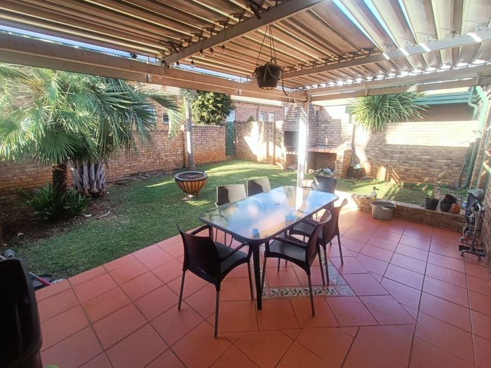 Property #2395760, Townhouse Pending Sale in Die Hoewes