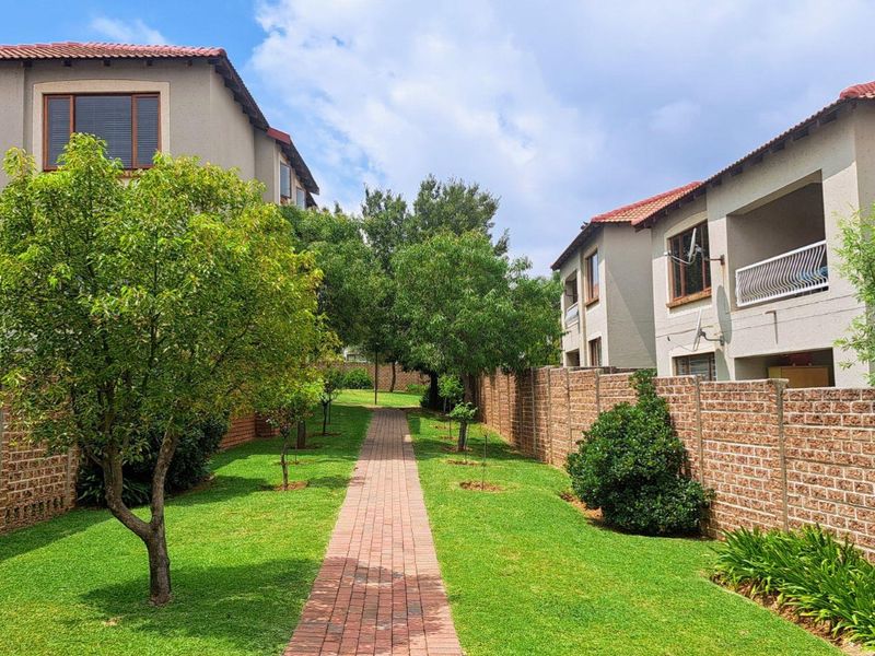 Below market value - Beautiful 105sqm first floor townhouse in the popular San Giorgio complex, Winchester Hills - Photo 2