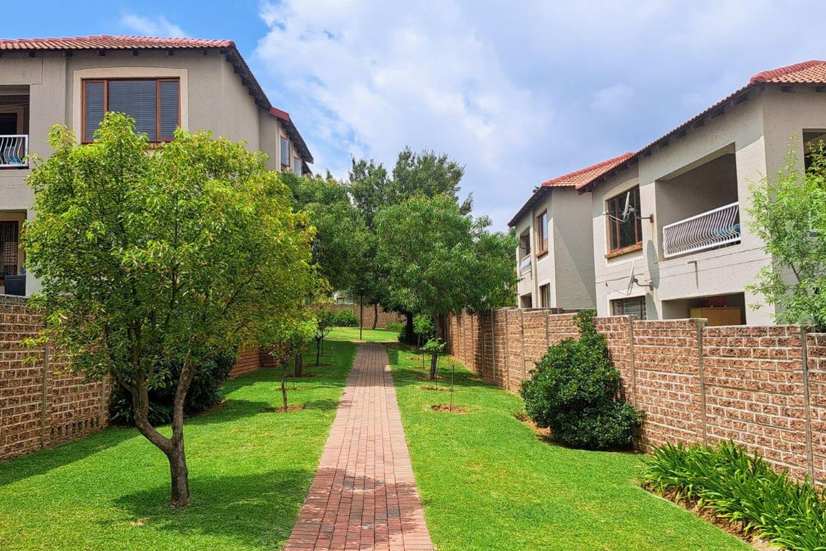 Below market value - Beautiful 105sqm first floor townhouse in the popular San Giorgio complex, Winchester Hills - Photo 2