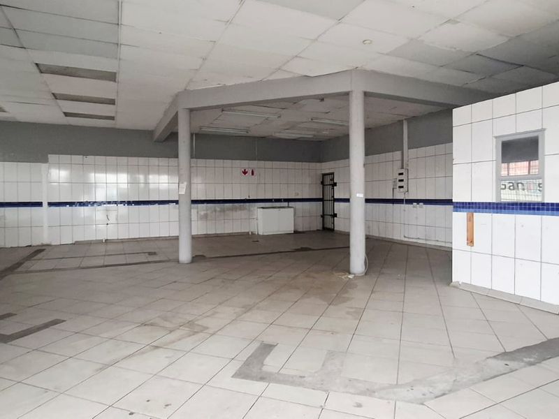Excellent Condition Shop in Warwick’s Bustling Business Hub - Photo 3