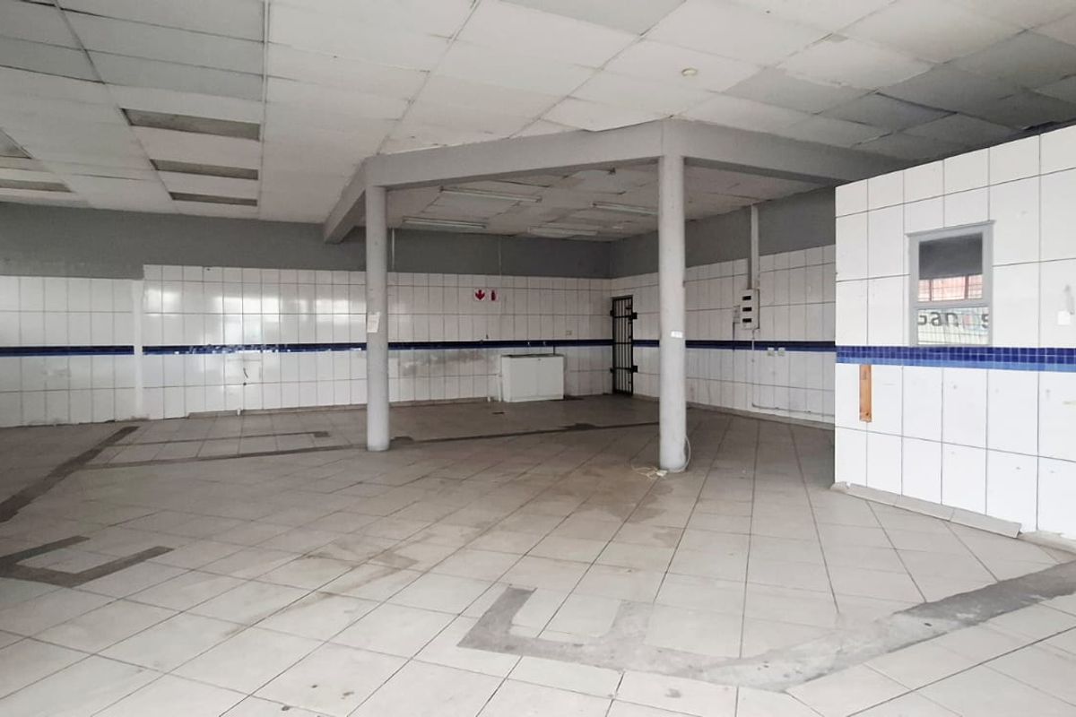 Excellent Condition Shop in Warwick’s Bustling Business Hub - Photo 3