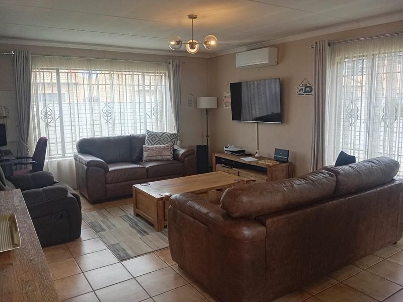 Two bedroom Townhouse in Kibler Park - Photo 3