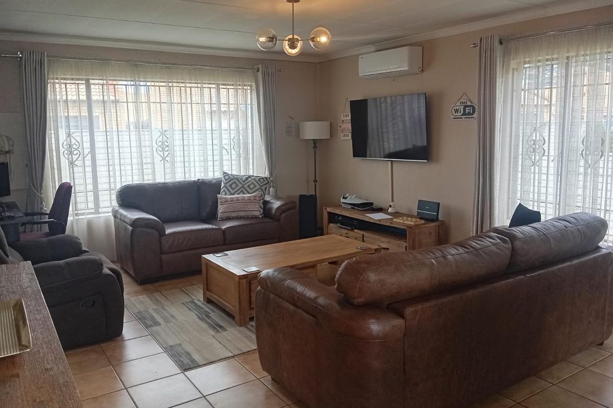 Two bedroom Townhouse in Kibler Park - Photo 3