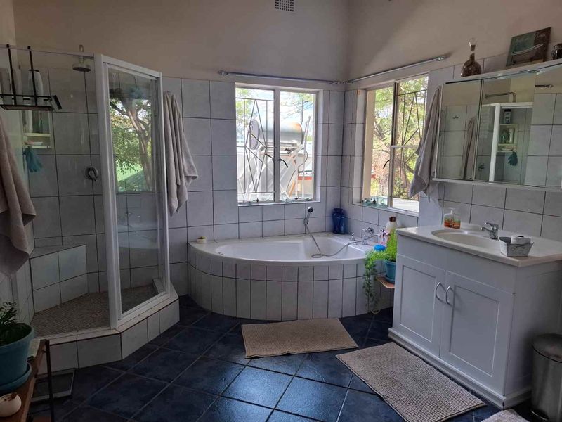 FOR SALE | KLEIN WINDHOEK – N$ 5,300,000 HOUSE + 2 FLATS (INCOME-GENERATING OPPORTUNITY!) 💰 Potential Rental Income: ± N$ 30,000/month - Photo 6