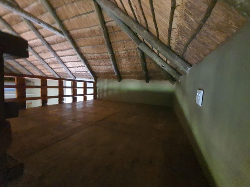 Thatch garden cottage to rent on plot - Photo 2