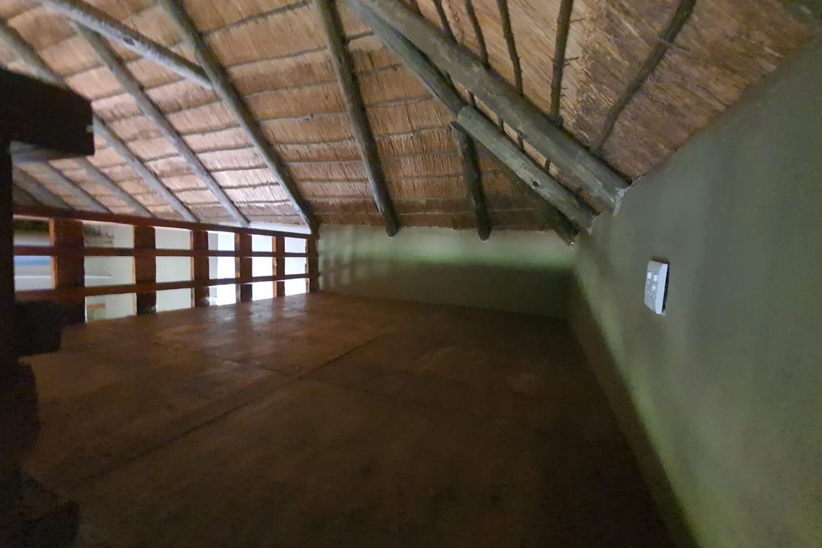 Thatch garden cottage to rent on plot - Photo 2