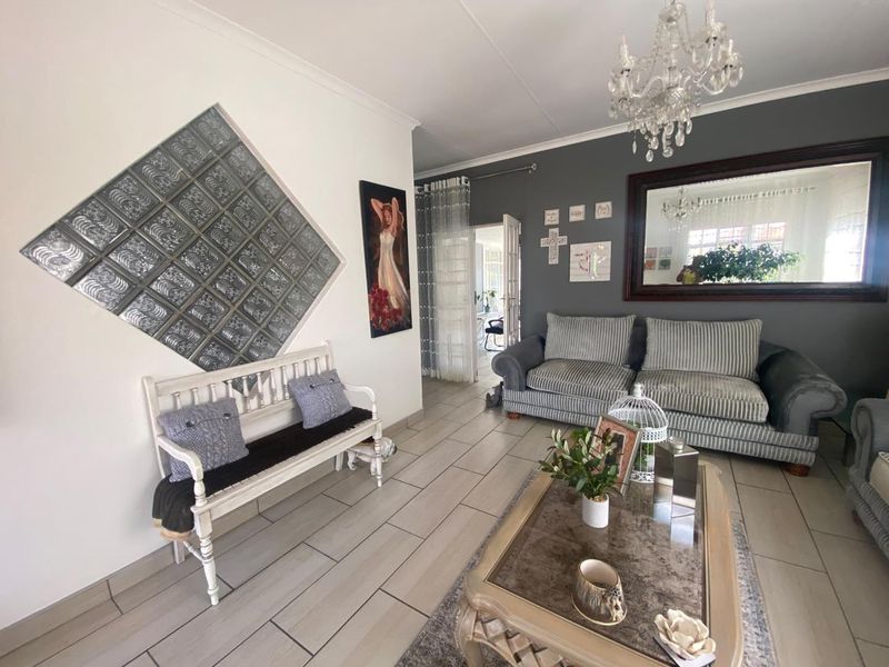 Three Bedroom House for Sale - Photo 5
