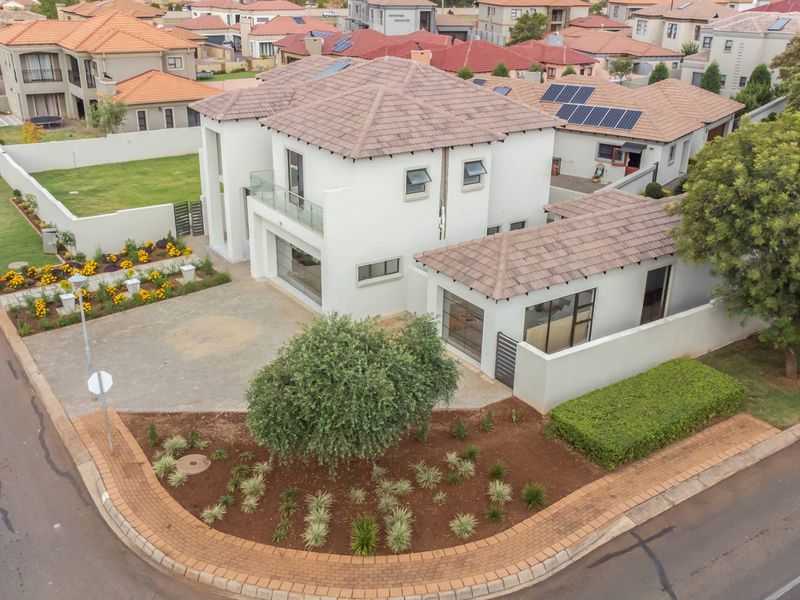 A Luxurious 5 Bed Home for Sale in Thorn Fields Estate - Photo 2