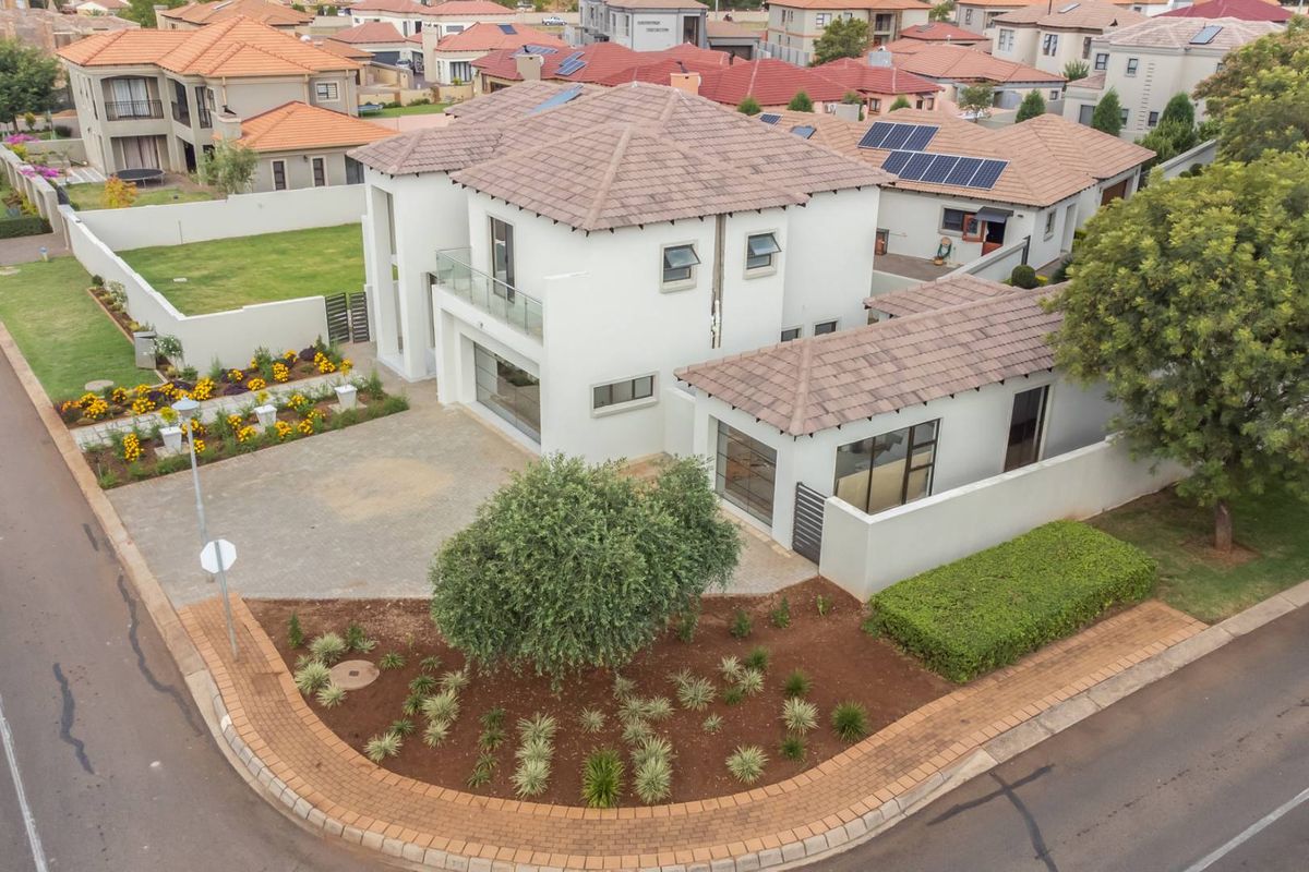 A Luxurious 5 Bed Home for Sale in Thorn Fields Estate - Photo 2