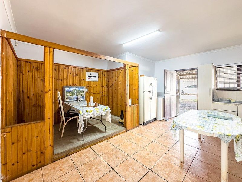 Spacious Family Home with a Separate Flatlet - Photo 7