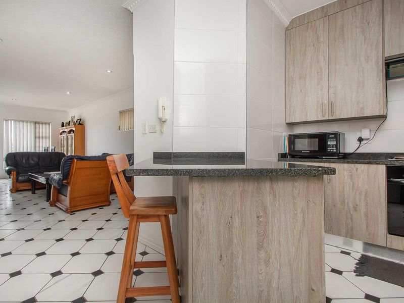 Secure Upmarket Apartment Living with Gorgeous Space. - Photo 4