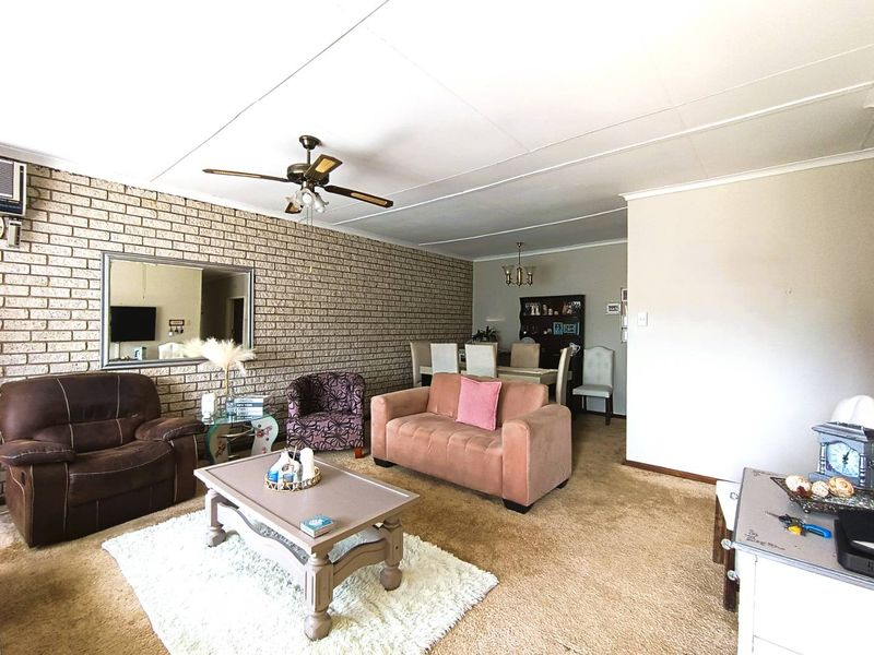 Private Retreat in a Charming Small Complex - Photo 3