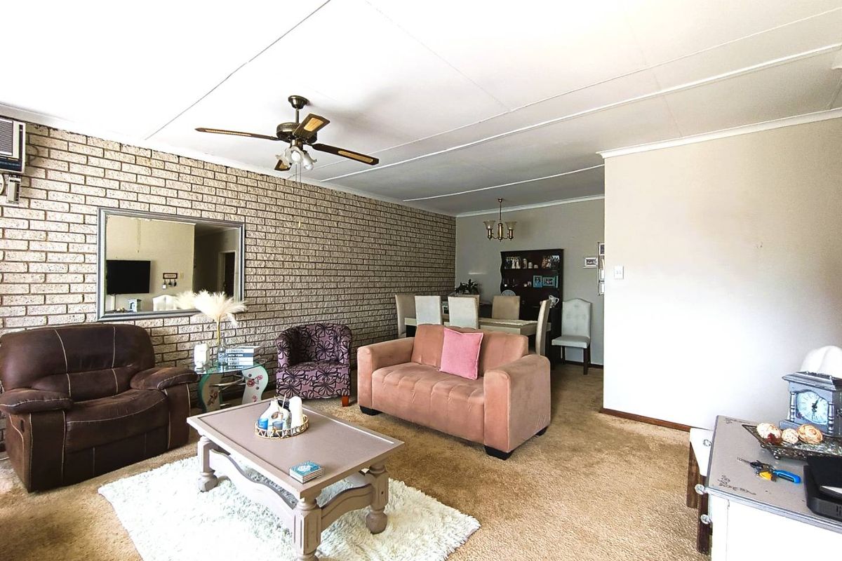 Private Retreat in a Charming Small Complex - Photo 3